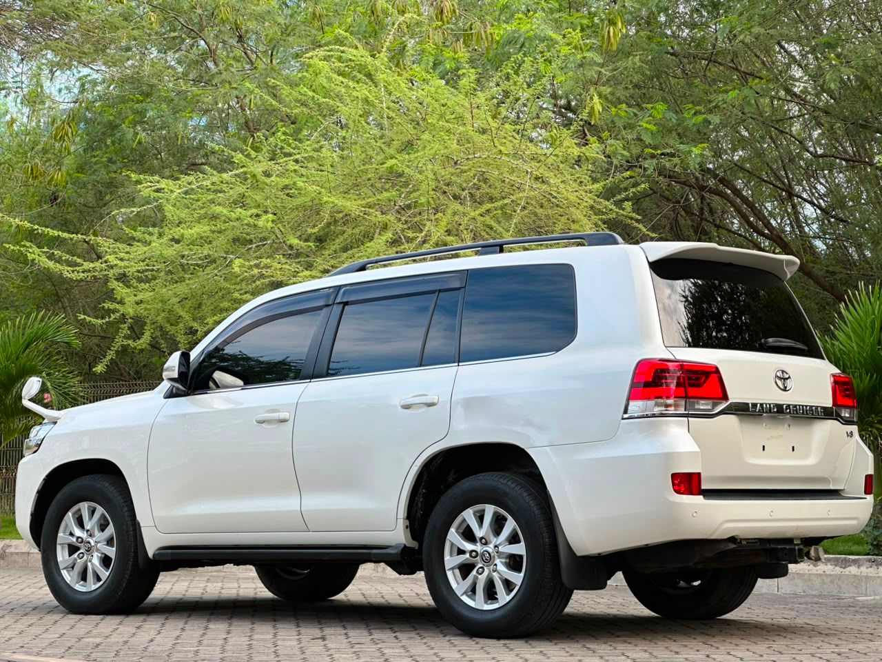 LANDCRUISER thumbnail 3